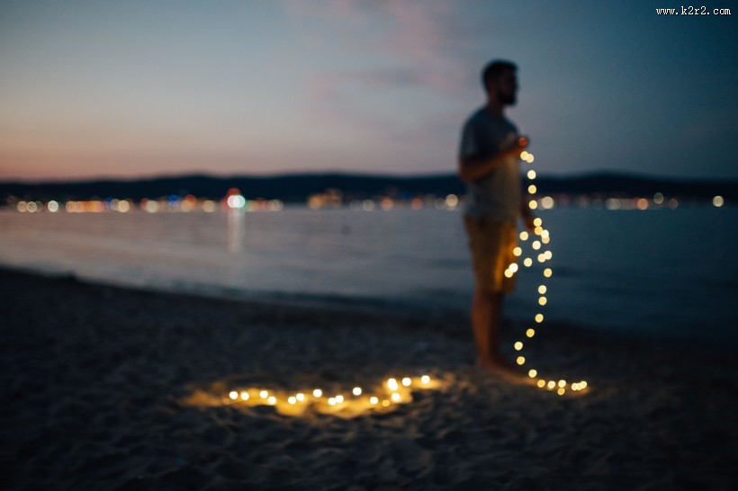 手拿灯光摄影的男子图片