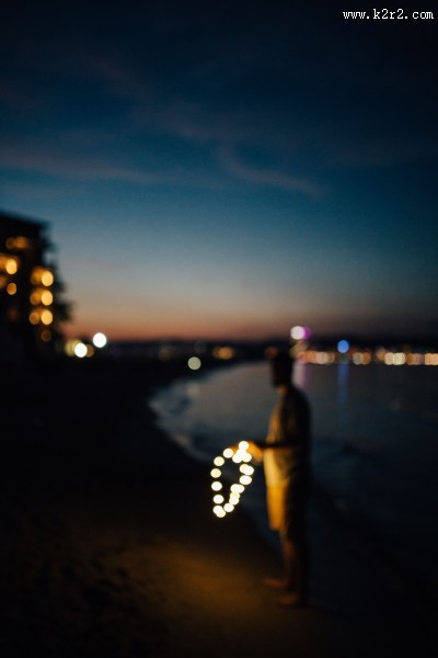 手拿灯光摄影的男子图片