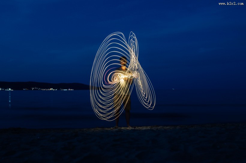 手拿灯光摄影的男子图片