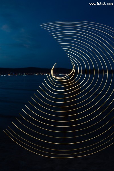 手拿灯光摄影的男子图片