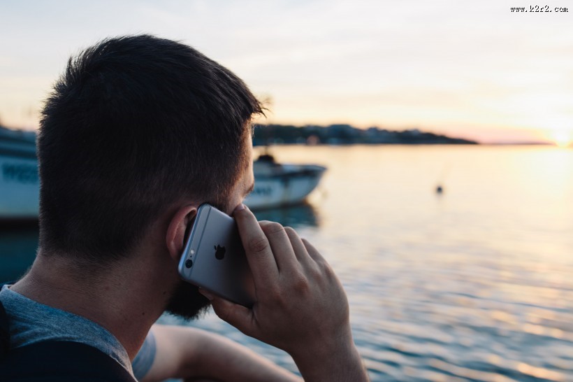 男子手拿手机的图片