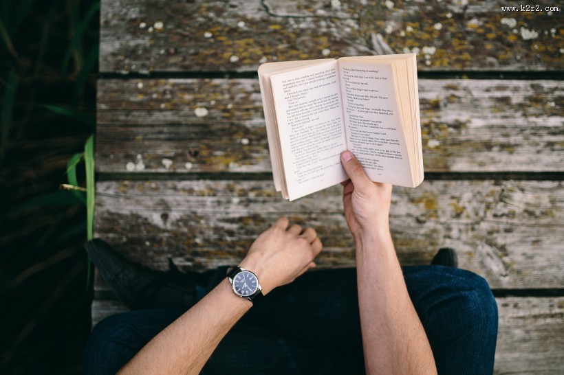 手拿书本的图片