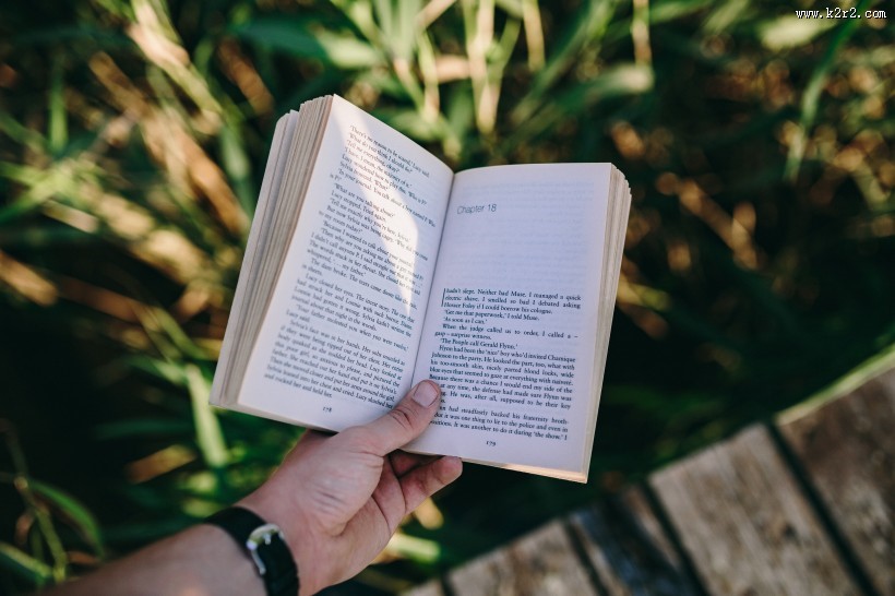 手拿书本的图片