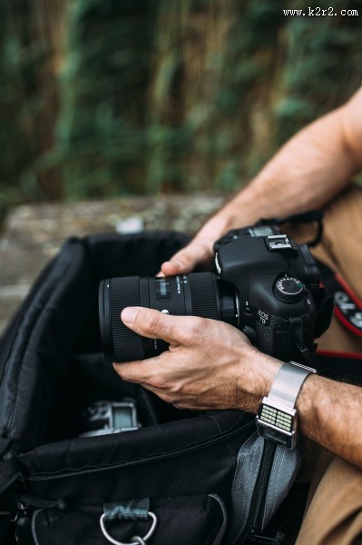 手拿单反相机的图片大全