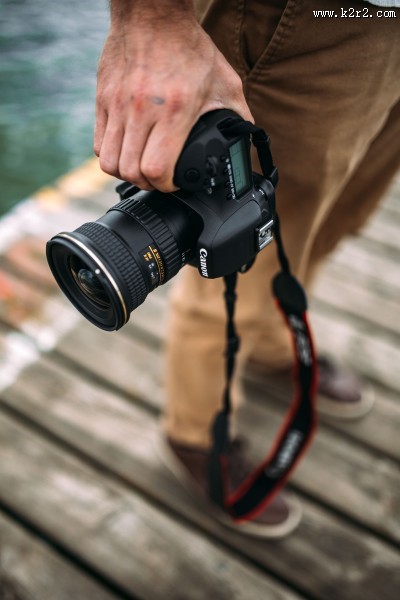 手拿单反相机的图片大全