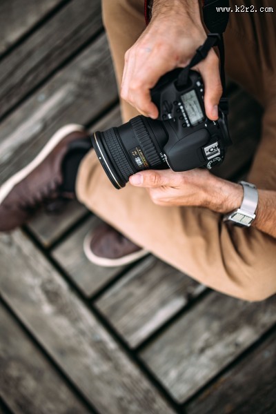 手拿单反相机的图片大全