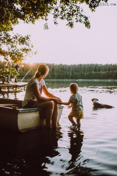 慈祥的母亲和她可爱的孩子图片