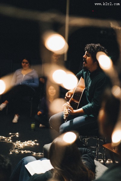 正在弹吉他的人图片大全