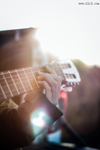 正在弹吉他的人图片大全