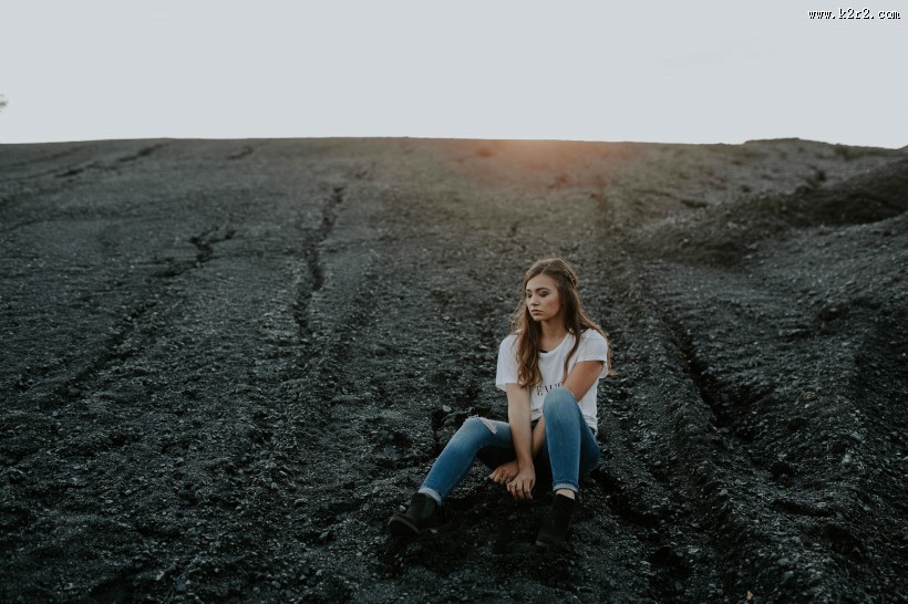 坐在地上休息的人图片