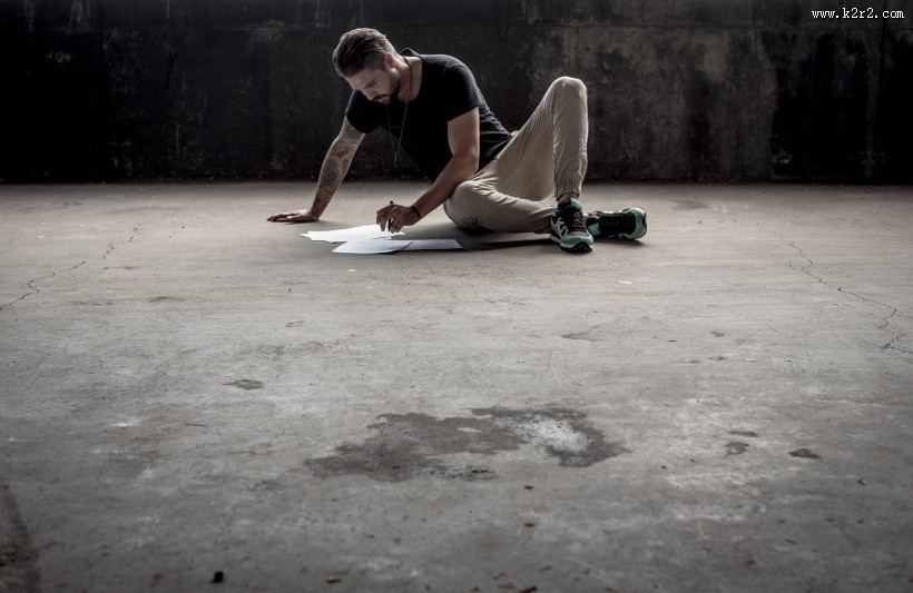 坐在地上休息的人图片