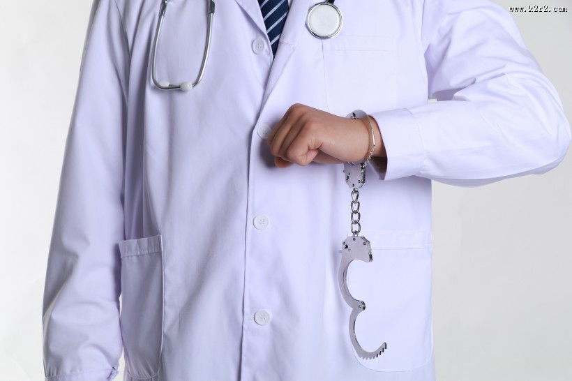 戴手铐的人图片