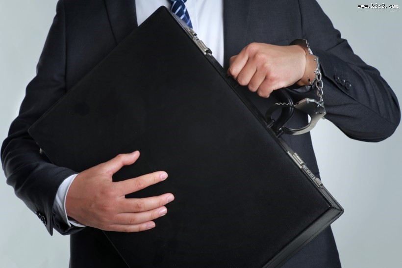 戴手铐的人图片