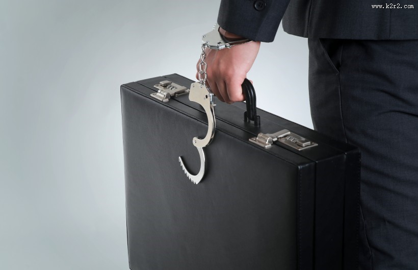 戴手铐的人图片