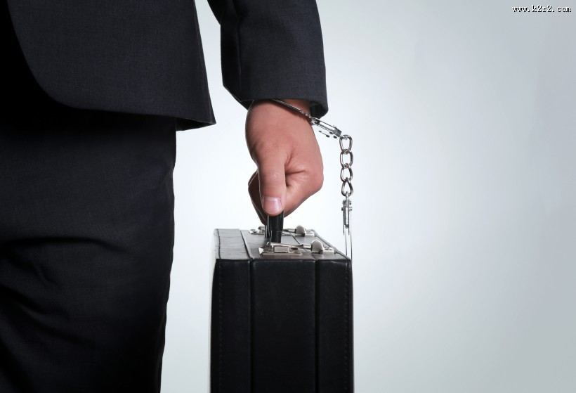 戴手铐的人图片