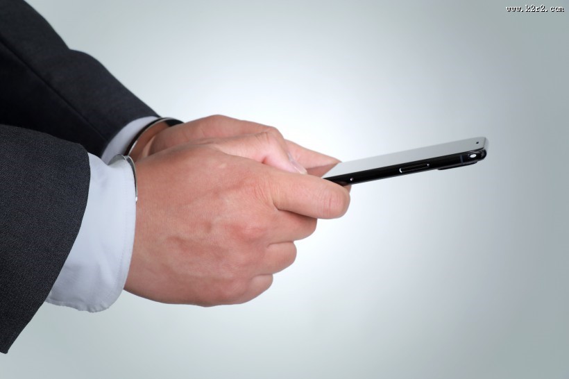 戴手铐的人图片