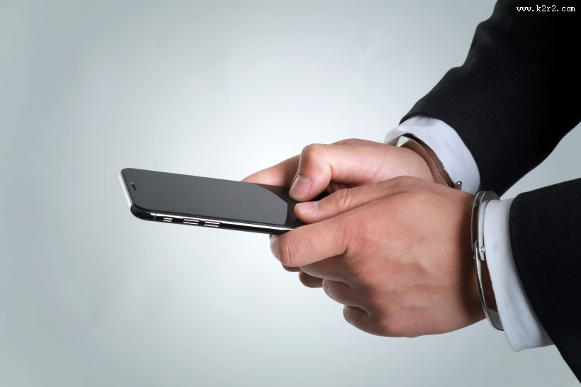 戴手铐的人图片