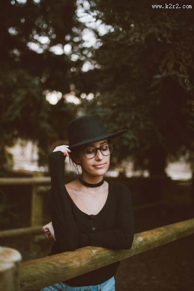 戴着帽子的美女图片