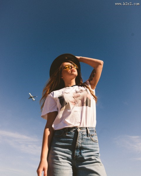 戴着帽子的美女图片