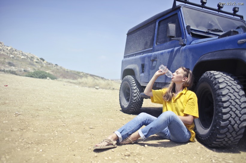 一个穿黄色衣服的女孩图片