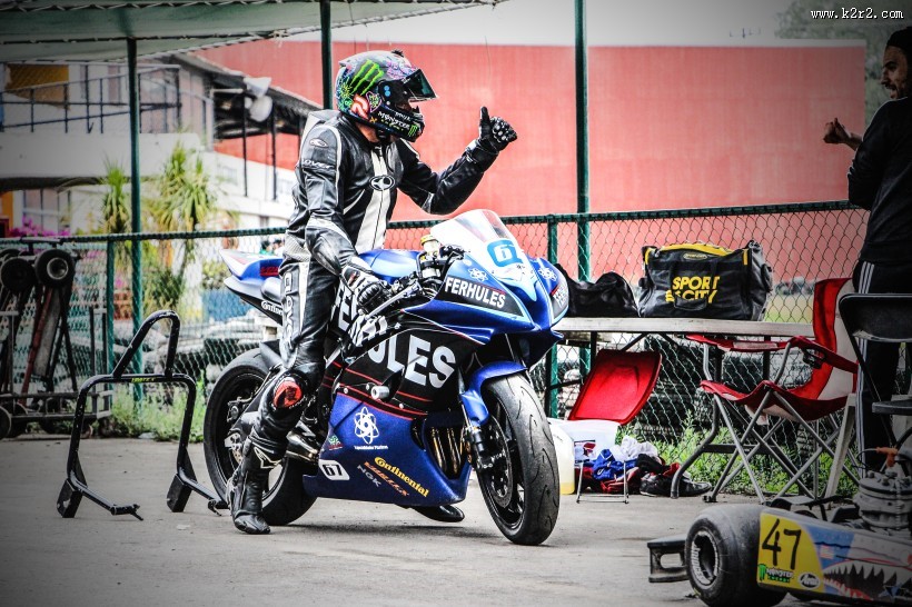 正在训练的摩托车赛车手图片