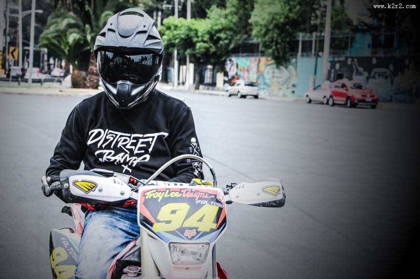 正在训练的摩托车赛车手图片