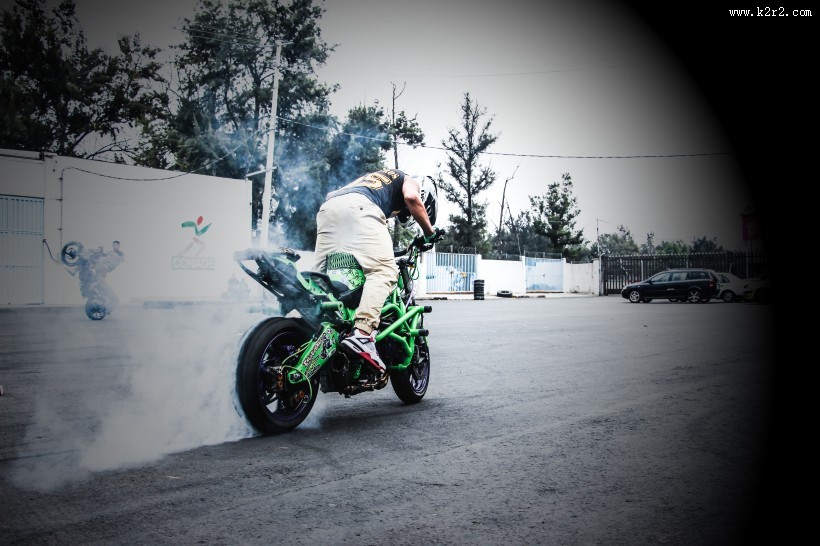 正在训练的摩托车赛车手图片