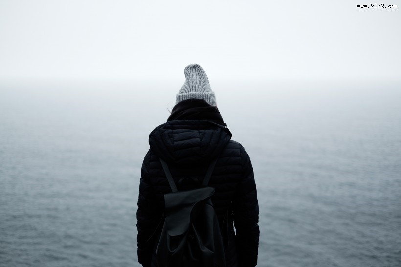 正在看海的人图片