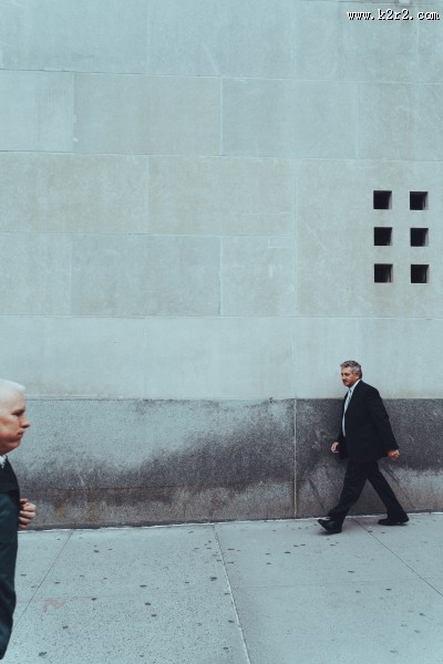 抓拍人走过墙图片