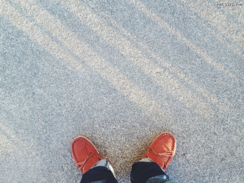 站立的人踩在地上的脚图片