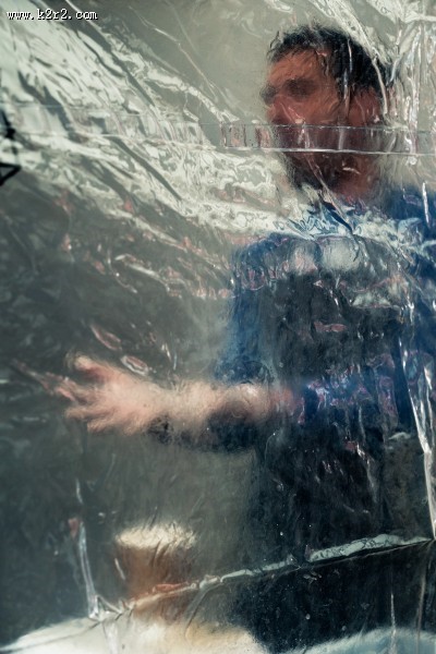 有雨的玻璃窗里的人大全