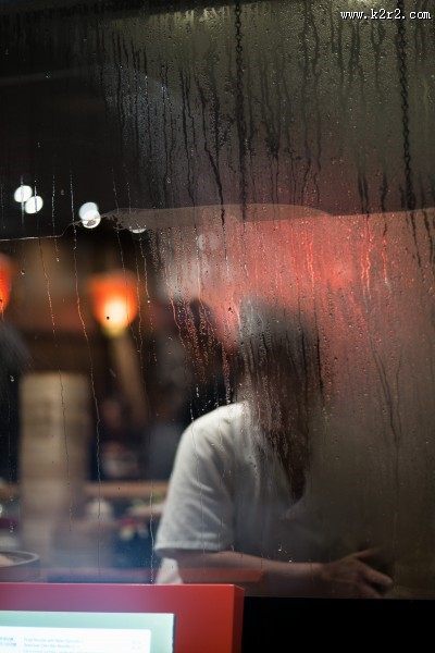 有雨的玻璃窗里的人大全