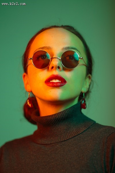 戴墨镜的美女图片