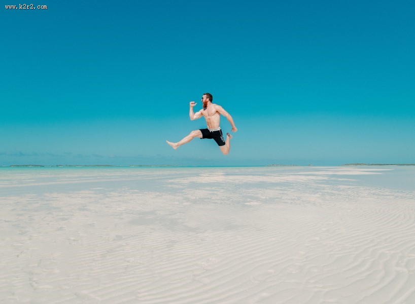 人们在跳跃的图片