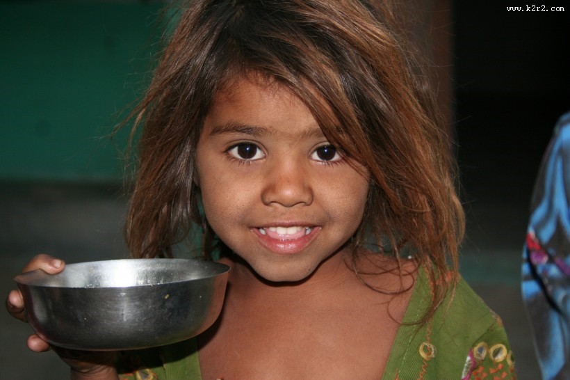 微笑的小女孩图片