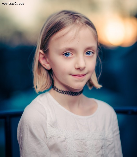 微笑的小女孩图片