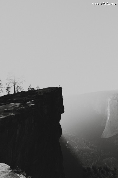 在悬崖边上的人们的图片