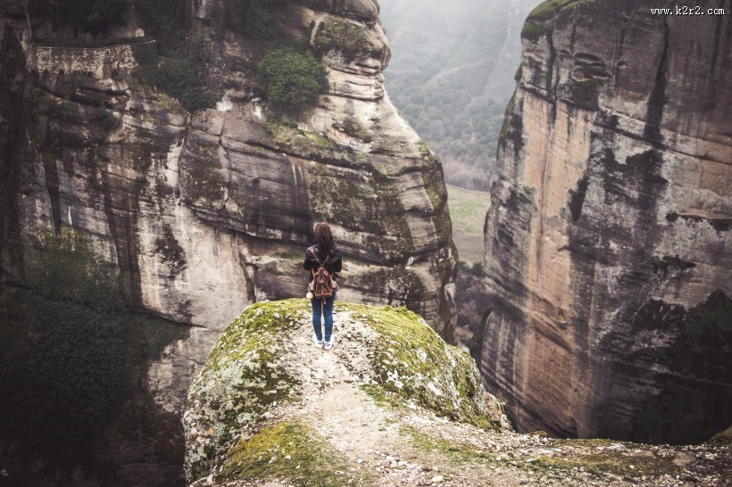 在悬崖边上的人们的图片