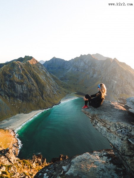 在悬崖边上的人们的图片