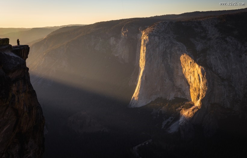 在悬崖边上的人们的图片