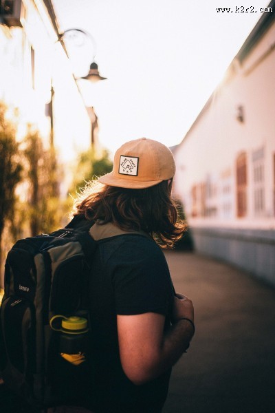 背着背包的人们图片