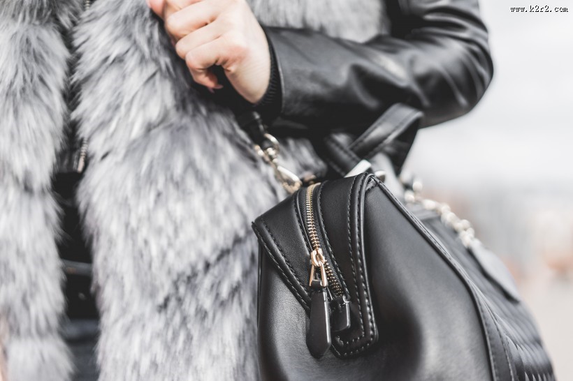 背着背包的人们图片