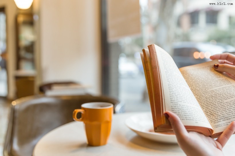 正在看书学习的人图片