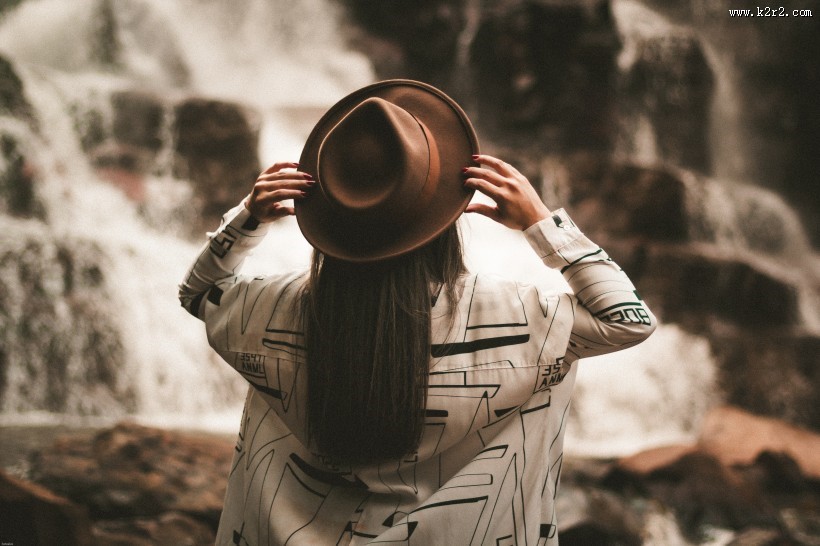 戴着礼帽的女孩图片