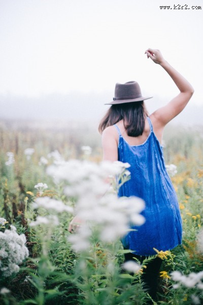 戴着礼帽的女孩图片