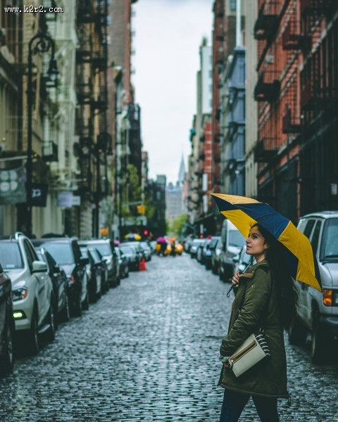 撑着雨伞的女孩图片大全