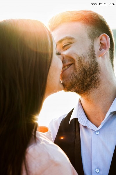 甜蜜亲吻的情侣图片