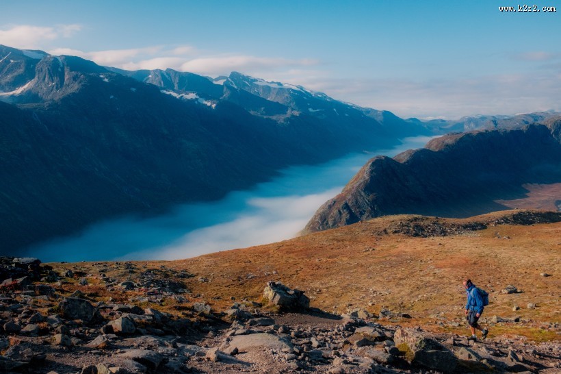 登山旅行的人物图片
