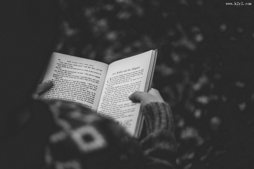 正在看英语书的人图片大全