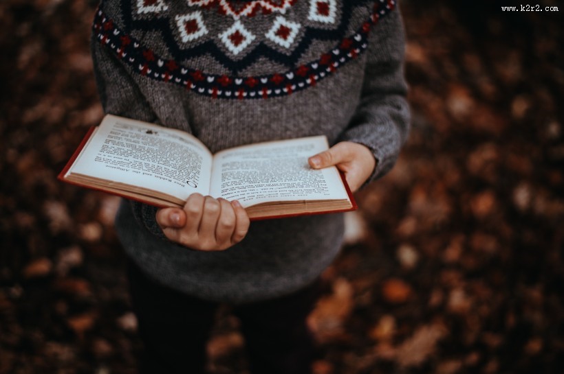 正在看英语书的人图片大全